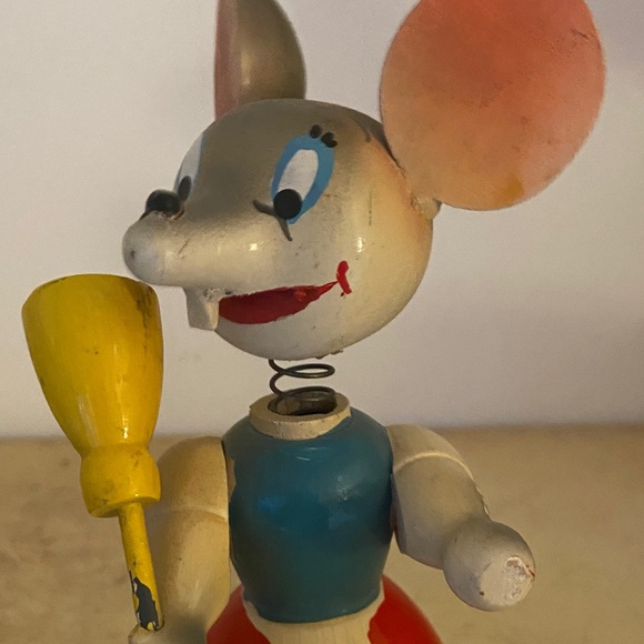Vintage mouse holding a broom - Picture 8 of 8